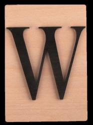 Schwarzer Buchstabe 'W' aus Holz. Auf hellem Holzuntergrund. Klare, einfache Form.