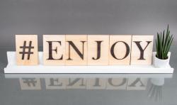 Holzplatte mit schwarzem Buchstaben Z. Der Buchstabe hat eine elegante Form.