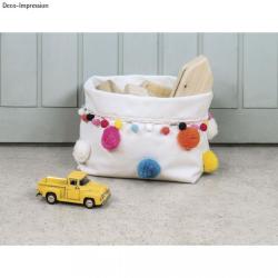 Dekorative Borte mit bunten Pompons. Sechs Pompons in verschiedenen Farben an einem weißen Band.