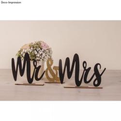 Holzschriftzug mit den Worten 'Mr & Mrs'. Dekoratives Design, geeignet für Hochzeiten.