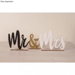 Holzschriftzug mit den Worten 'Mr & Mrs'. Dekoratives Design, geeignet für Hochzeiten.