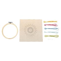 Stickset mit Mandala-Motiv in bunten Farben. Enthält einen Stickrahmen und verschiedene Stickgarne.