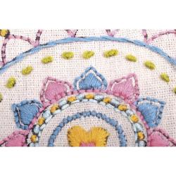 Stickset mit Mandala-Motiv in bunten Farben. Enthält einen Stickrahmen und verschiedene Stickgarne.