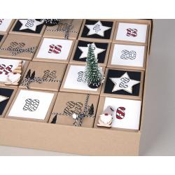 Adventskalender mit 24 kleinen Kästchen. Jedes Kästchen hat eine Zahl und weihnachtliche Dekoration.