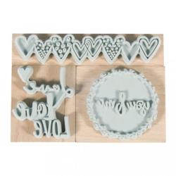Holzstempel-Set mit verschiedenen Motiven. Enthält: Herzen, 'you & me', und dreimal 'Love'.