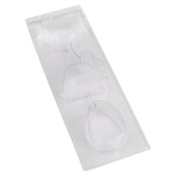 Plastik-Ausstechformen in Form von Huhn, Schaf und Ei. Transparent und auf einer langen Platte angeordnet.