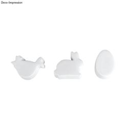 Plastik-Ausstechformen in Form von Huhn, Schaf und Ei. Transparent und auf einer langen Platte angeordnet.