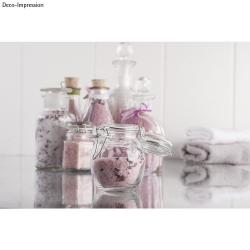 Bastelset für Badesalz mit Rosenblüten. Enthält zwei Glasbehälter und Handtücher.