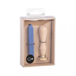 Set mit einem blauen Wachsstift und einem Holzstempel. Der Stempel hat einen goldenen Kopf.