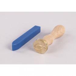 Set mit einem blauen Wachsstift und einem Holzstempel. Der Stempel hat einen goldenen Kopf.