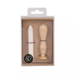 Set mit einem Wachs-Siegel-Stempel und einem Spatel. Stempelgriff aus Holz, goldene Basis. Spatel hat eine spitze, weiße Kante. Verpackt in einer transparenten Box.