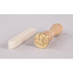 Set mit einem Wachs-Siegel-Stempel und einem Spatel. Stempelgriff aus Holz, goldene Basis. Spatel hat eine spitze, weiße Kante. Verpackt in einer transparenten Box.