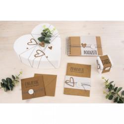 Set mit einem Wachs-Siegel-Stempel und einem Spatel. Stempelgriff aus Holz, goldene Basis. Spatel hat eine spitze, weiße Kante. Verpackt in einer transparenten Box.
