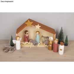 Holzregal in Form eines Hauses. Natürliche Holzfarbe, schlichtes Design.
