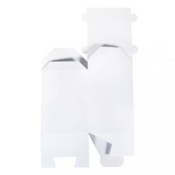 Weiße Verpackung in Form eines Hauses. Schlichte, glatte Oberfläche ohne Aufdruck.