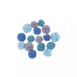 Verschiedene kleine, runde Dekorationen in Blau- und Grautönen. Textur ist weich und flauschig. Anordnung in einem Kreis.