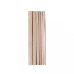Sechs Holzstäbe in verschiedenen Längen. Sie sind hell und glatt.