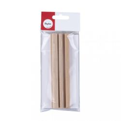 Sechs Holzstäbe in verschiedenen Längen. Sie sind hell und glatt.