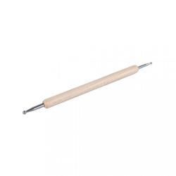 Ein Holzwerkzeug mit zwei unterschiedlichen Enden. Eines hat eine kleine Kugel, das andere eine spitze Form.