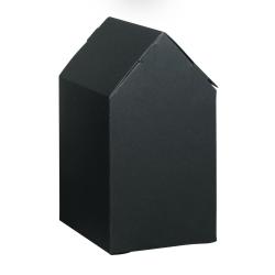 schwarze Pappbox in Form eines Hauses. Spitzdach, einfache geometrische Form. Keine weiteren Verzierungen.