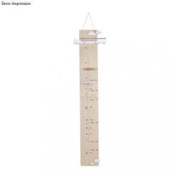 Holzmaßstab zum Messen von Höhen. Hängend, mit Skala von 0 bis 200 cm.