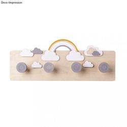 Holz-Garderobe mit vier runden Haken. Helle Holzfarbe, schlichte Form. Ideal für Jacken oder Taschen.
