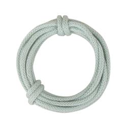 Helle, geflochtene Schnur in Ringform. Mehrere Lagen sind übereinander geschlungen.