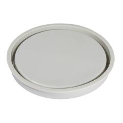 runde, flache, graue Schale mit einem leicht erhöhten Rand. Glatte Oberfläche, schlichtes Design.