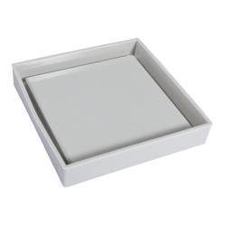 Quadratische, weiße Schale mit flachem Boden. Innenfläche ist glatt und leicht erhöht.