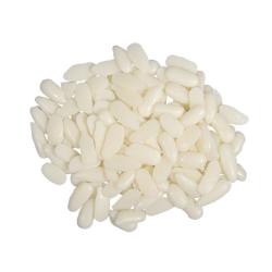 Weiße, ovale Bonbons in verschiedenen Größen. Sie sind glatt und glänzend.