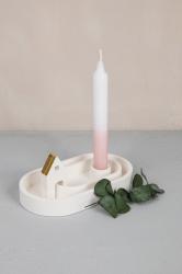 Silikonform für einen ovalen Kerzenständer. Enthält eine Kerze und eine kleine Hausform.