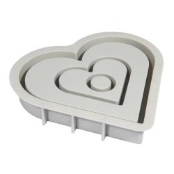 Herzförmige Ausstechformen in verschiedenen Größen. Dazu gehören auch zwei Pappschablonen in Herzform.