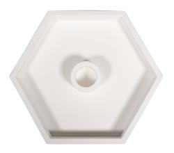 Siliconform für einen hexagonalen Kerzenständer. Farbe: Weiß. Enthält eine schwarze Holzfigur in Form eines Hauses. Kerze in der Mitte. Herzmotiv auf der Basis.