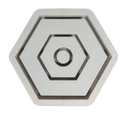 Siliconform für einen hexagonalen Kerzenständer. Farbe: Weiß. Enthält eine schwarze Holzfigur in Form eines Hauses. Kerze in der Mitte. Herzmotiv auf der Basis.