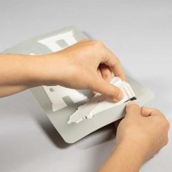 Silikonform mit drei Leuchtturm-Designs. Die Form ist grau und hat verschiedene Details.