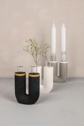 Schwarze U-förmige Vase mit goldenen Akzenten. Zwei Glasröhren für Blumen sind enthalten.