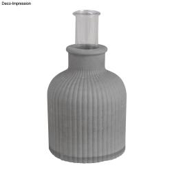 Verpackung für eine Gießform für eine Vase. Die Vase hat eine feine geriffelte Oberfläche.