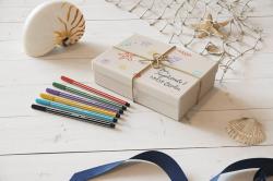 Dunkelblauer Filzstift mit abnehmbarer Kappe. Der Stift hat eine feine Spitze.