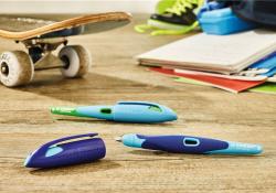 Fuchsia-farbener Textmarker mit einer spitzen und einer breiten Seite. Ergonomisches Design mit Clip.