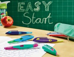 Fuchsia-farbener Textmarker mit einer spitzen und einer breiten Seite. Ergonomisches Design mit Clip.
