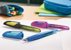 blauer Textmarker mit abgerundetem Design. Der Deckel ist transparent und zeigt die Tintenfarbe.