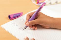 Lila und pinker Textmarker mit abgerundeter Kappe. Der Stift hat eine transparente Hülle.