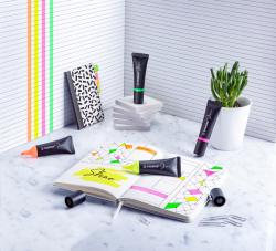 Set von Stabilo Shine Textmarkern. Vier Marker in verschiedenen Farben: Gelb, Grün, Orange, Pink. Verpackung mit buntem, grafischem Muster.
