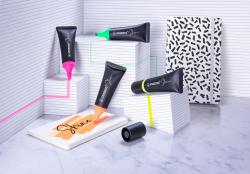 Set von Stabilo Shine Textmarkern. Vier Marker in verschiedenen Farben: Gelb, Grün, Orange, Pink. Verpackung mit buntem, grafischem Muster.