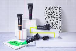 Set von Stabilo Shine Textmarkern. Vier Marker in verschiedenen Farben: Gelb, Grün, Orange, Pink. Verpackung mit buntem, grafischem Muster.