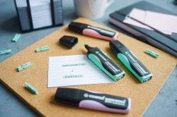 Set mit 8 Stabilo Green Boss Textmarkern. Farben: grün, orange, pink, lila, blau, schwarz. Verpackung aus recyceltem Material. Markierungen von 2 mm Breite.