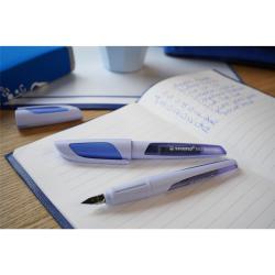 blauer Textmarker mit abgerundeter Spitze. Der Körper ist transparent und hat einen Clip.