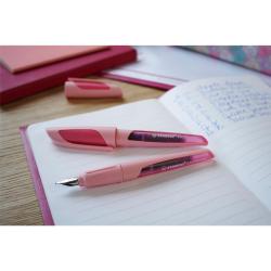 Ein pinker Textmarker mit einem transparenten Gehäuse. Die Spitze ist breit und abgerundet.