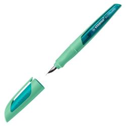 grüner Textmarker mit ergonomischem Design. Kappe und Spitze in einem helleren Grünton.