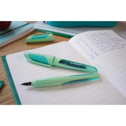 grüner Textmarker mit ergonomischem Design. Kappe und Spitze in einem helleren Grünton.
